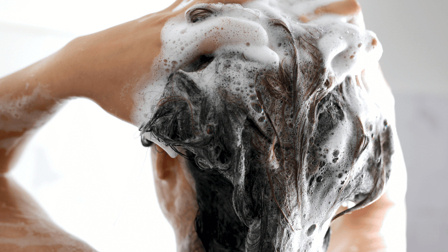 Shampoo mit Salicylsäure – Was kann die Zauberformel gegen fettige Haare?