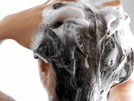 Shampoo mit Salicylsäure – Was kann die Zauberformel gegen fettige Haare?